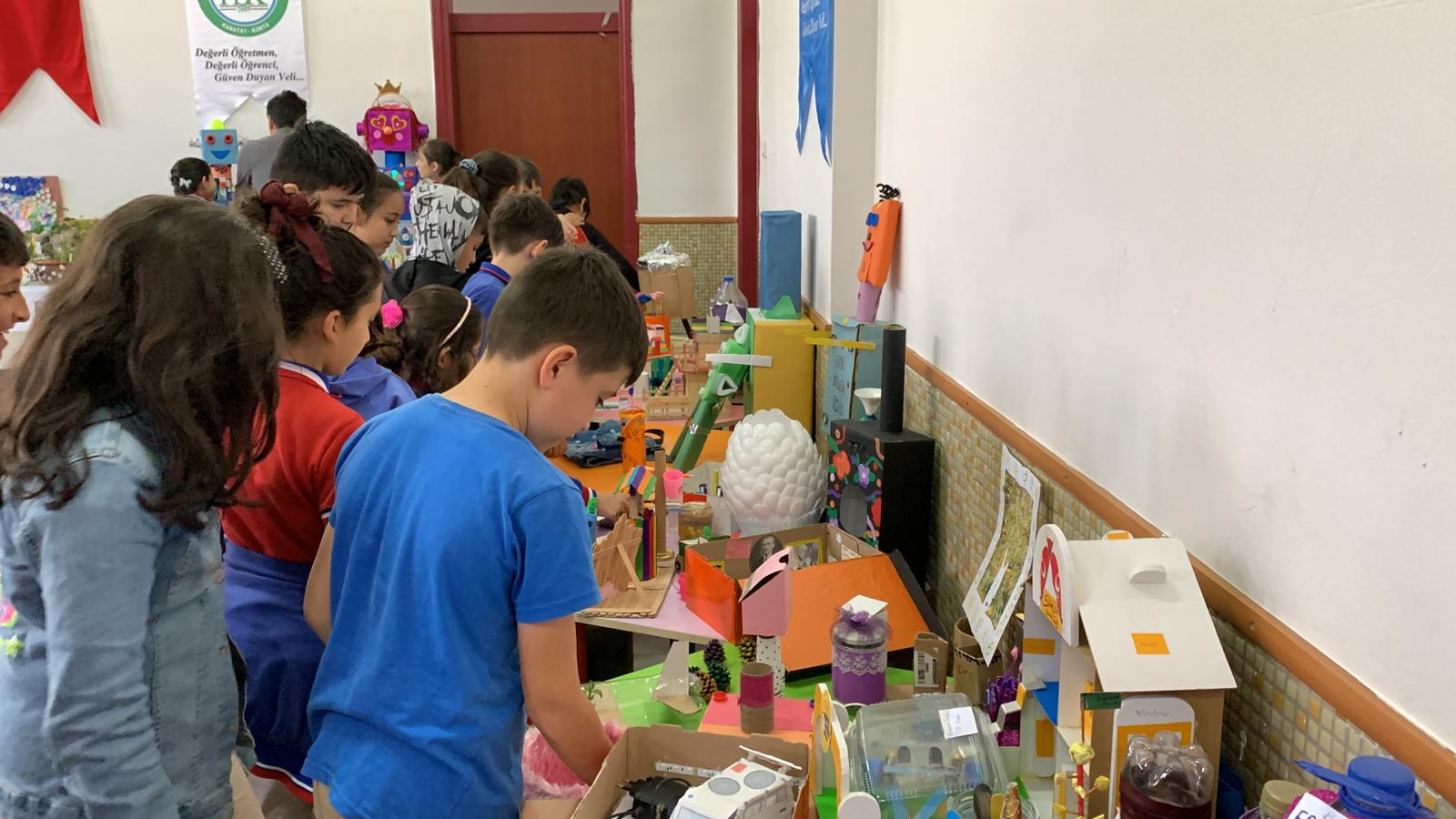 konya-huseyin-sevim-koroglu-ilkokulu-ogrencileri-geri-donusum-sergisi-acti-002.jpeg
