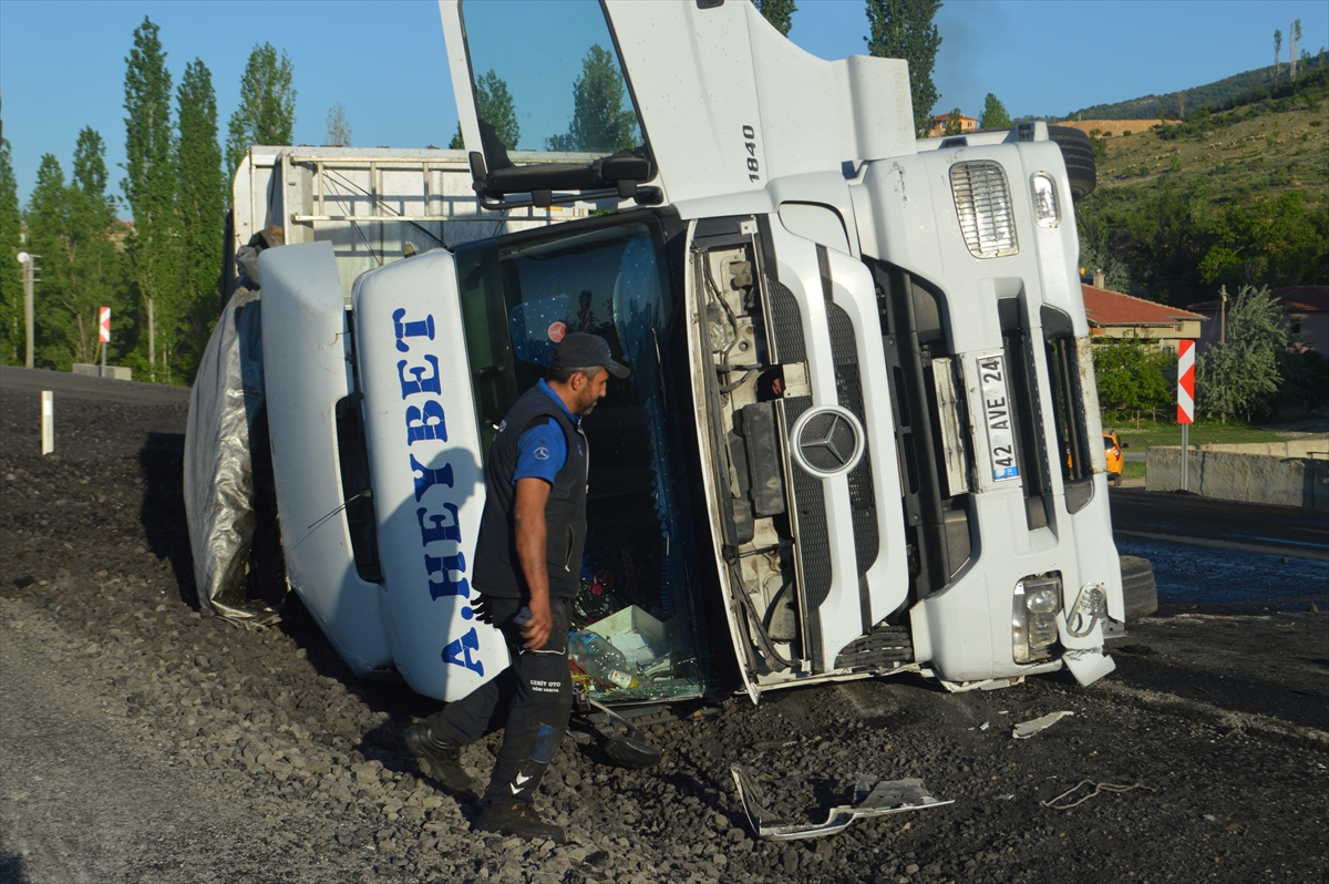 konya-yolunda-komur-yuklu-tir-devrildi-surucu-yaralandi.jpg