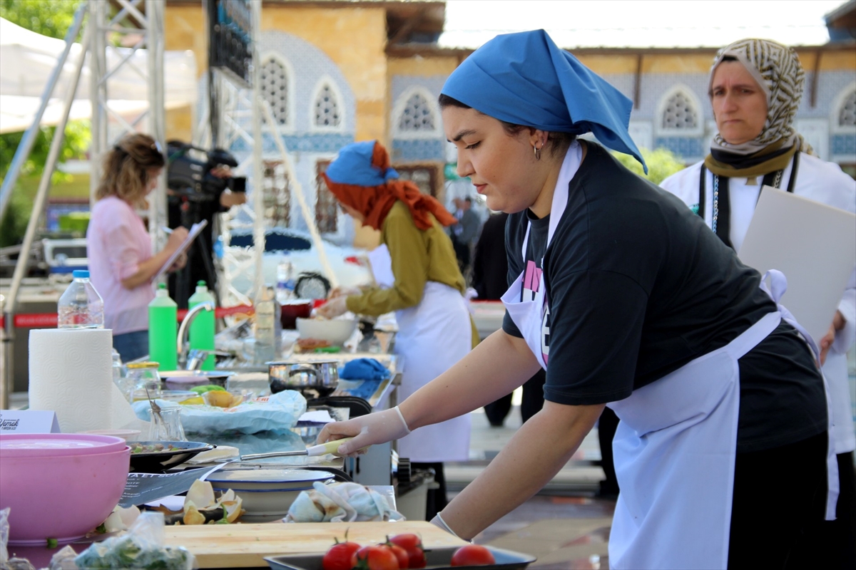 konyada-yemek-yarismasinin-ilk-gununde-ascilar-hunerlerini-sergiledi-001.jpg