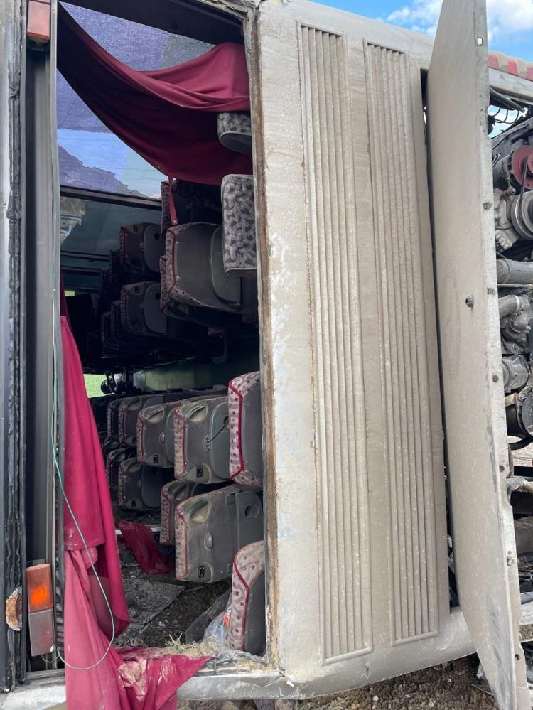 iscileri-tasiyan-otobus-devrildi-3u-agir-18-yarali-002.jpg