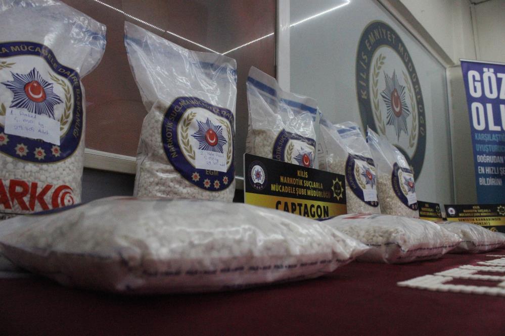 uyusturucu-tacirlerine-darbe-203-bin-578-hap-ele-gecirildi-002.jpg