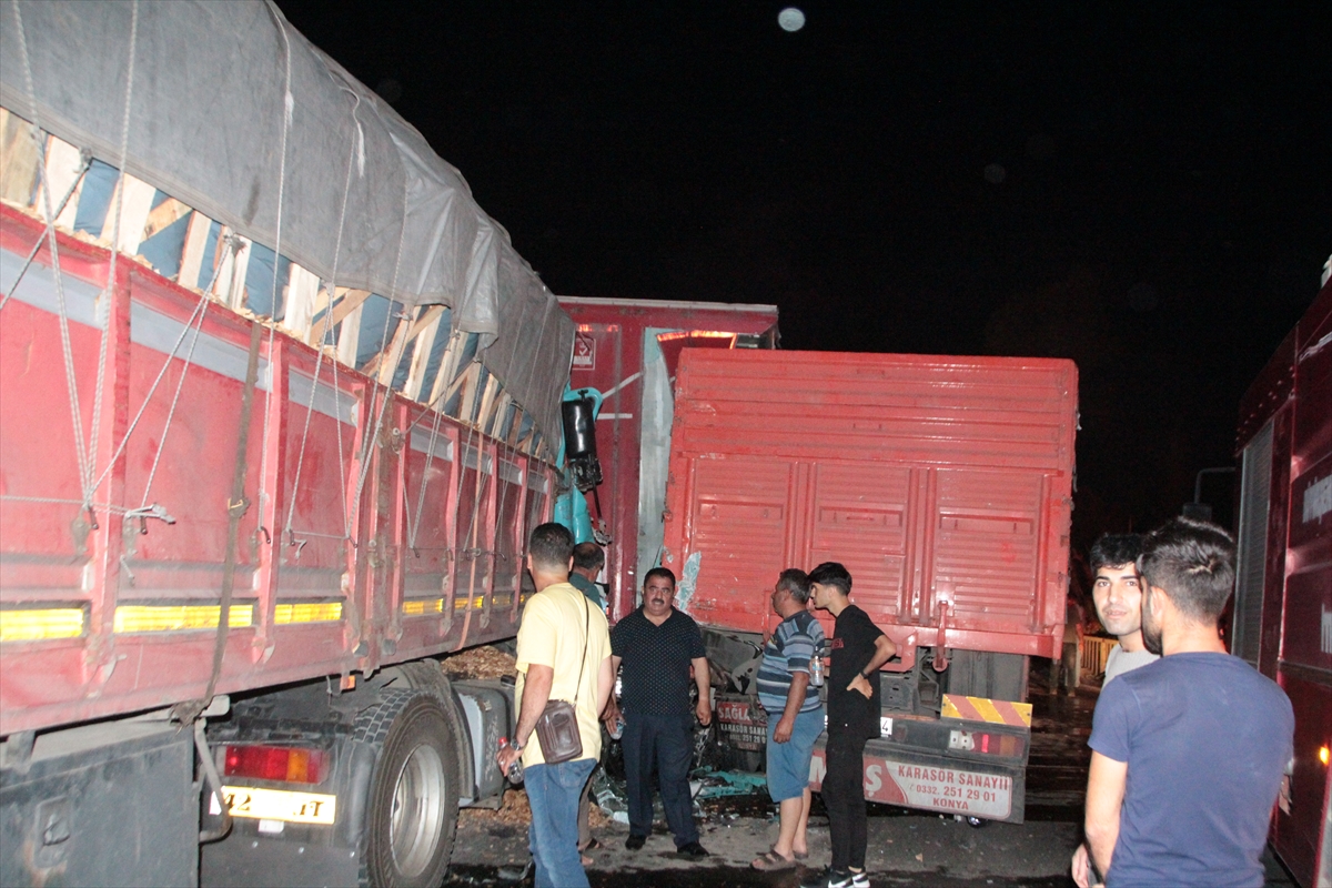 biri-konya-plakali-3-tir-ile-kamyon-ve-otomobil-carpisti-001.jpg