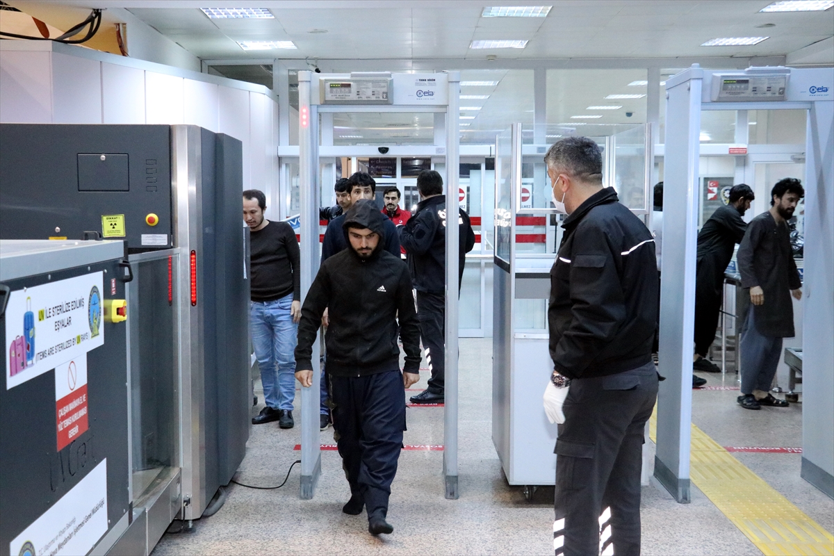 afgan-uyruklu-272-duzensiz-gocmen-ulkelerine-gonderildi-003.jpg