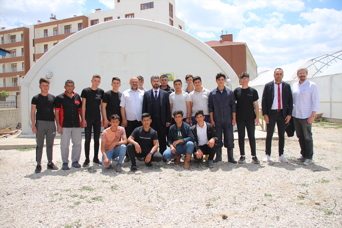 konyada-meslek-liseliler-tarim-ve-hayvanciligi-hem-sahada-hem-okulda-ogreniyor-003.jpg