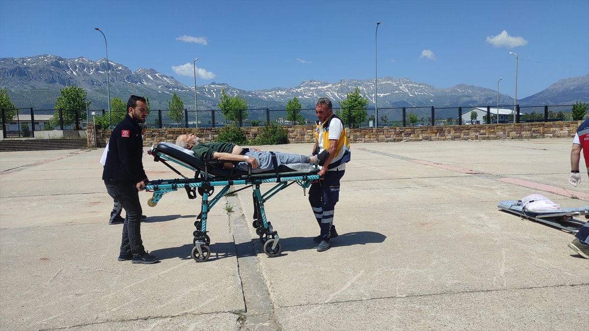 konyada-yaylaya-geldi-kalp-krizi-gecirince-hava-ambulansi-yardima-kostu-002.jpg