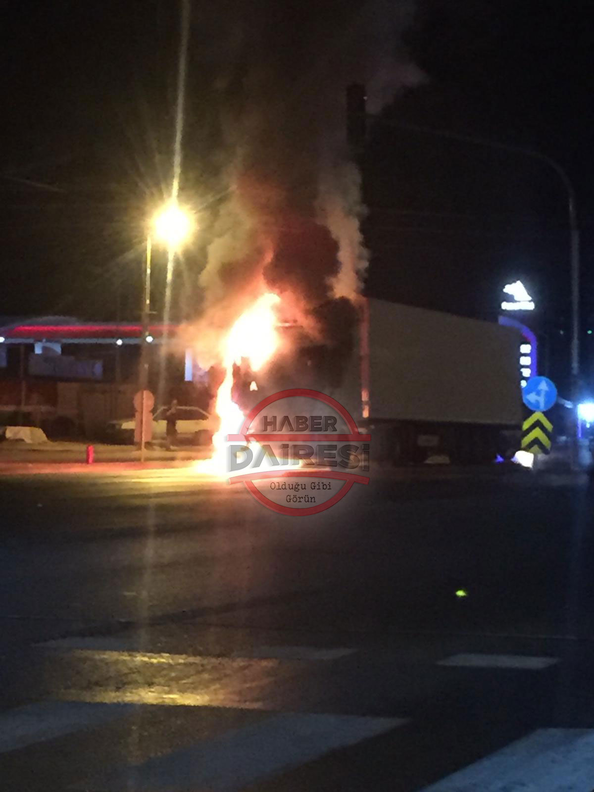 son-dakika-konyada-seyir-halindeki-tir-alev-alev-yandi.jpg
