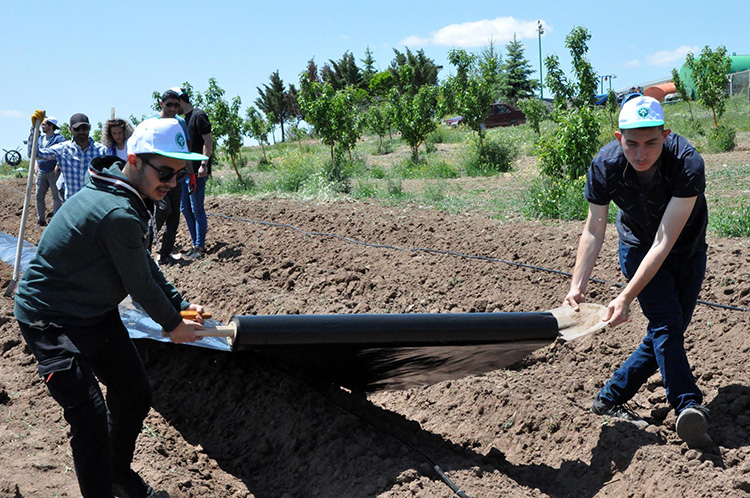 gelecegin-ziraat-muhendisleri-uygulama-bahcelerinde-yetisiyor-001.jpg