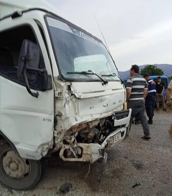 kamyonet-ile-otomobil-carpisti-anne-ve-kizi-oldu-3-kisi-de-yaralandi-002.jpg