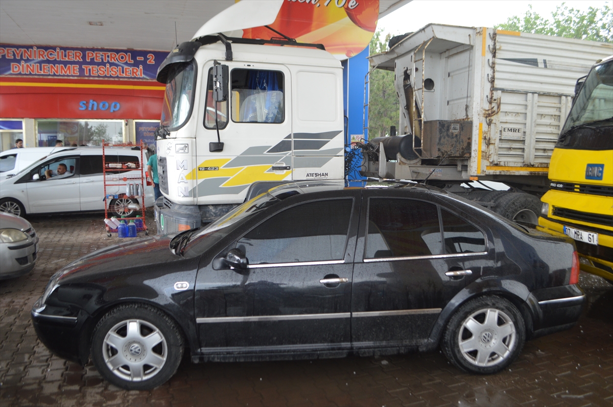 konya-yolunda-dolu-yagisi-arabalarin-camlarini-kirdi-004.jpg