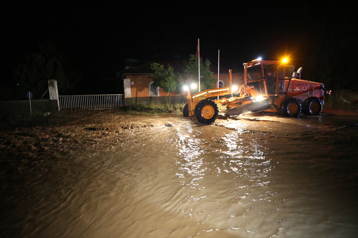 saganak-sele-neden-oldu-kara-yollari-ulasima-kapandi-003.jpg