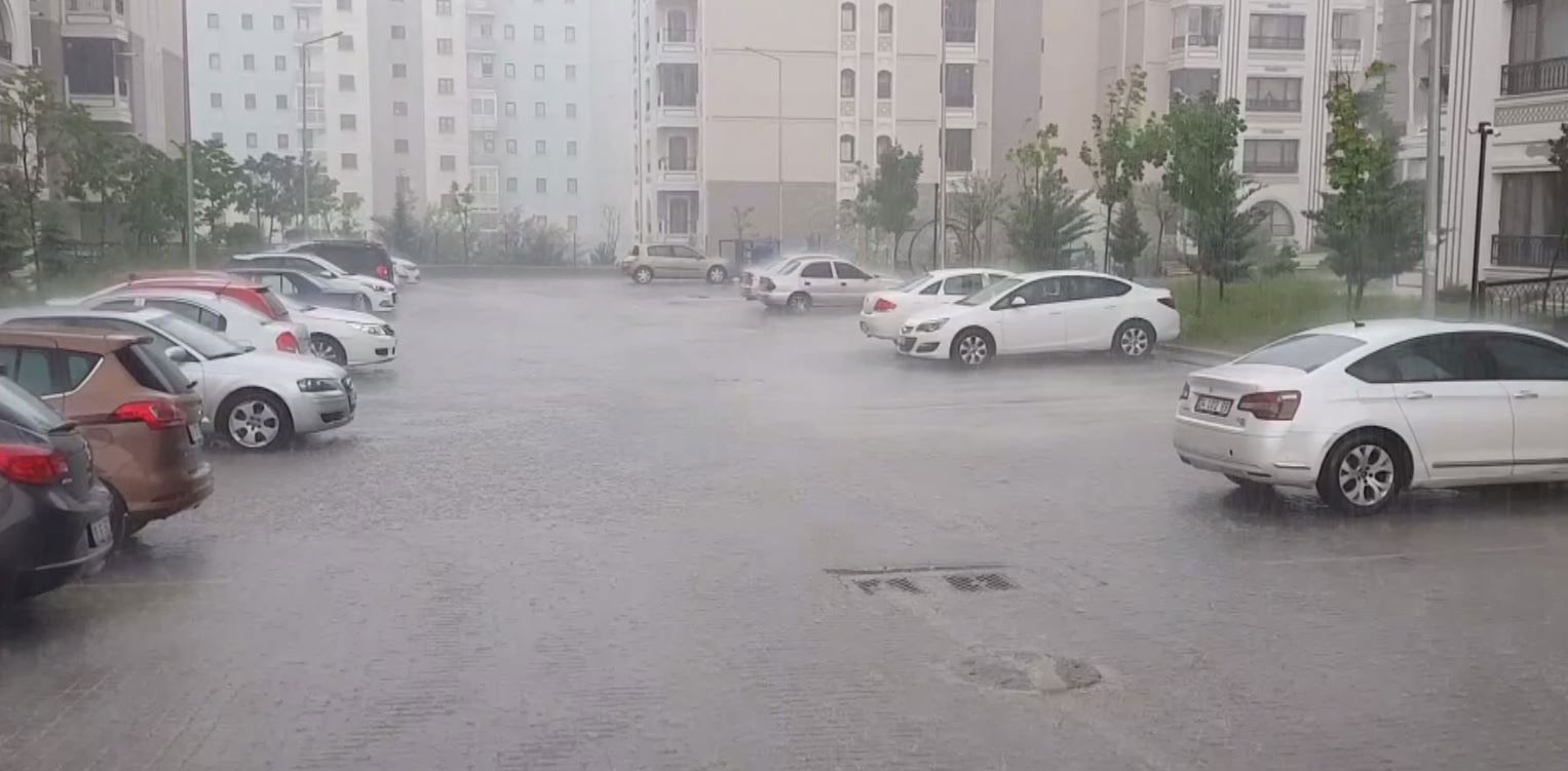 saganak-yagmur-yollari-gole-cevirdi-ev-ve-isyerlerini-su-basti-001.jpg