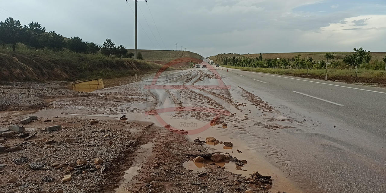 konyada-yagmurun-tasidigi-camur-ve-taslar-sehirlerarasi-yolda-trafigi-aksatti.jpg