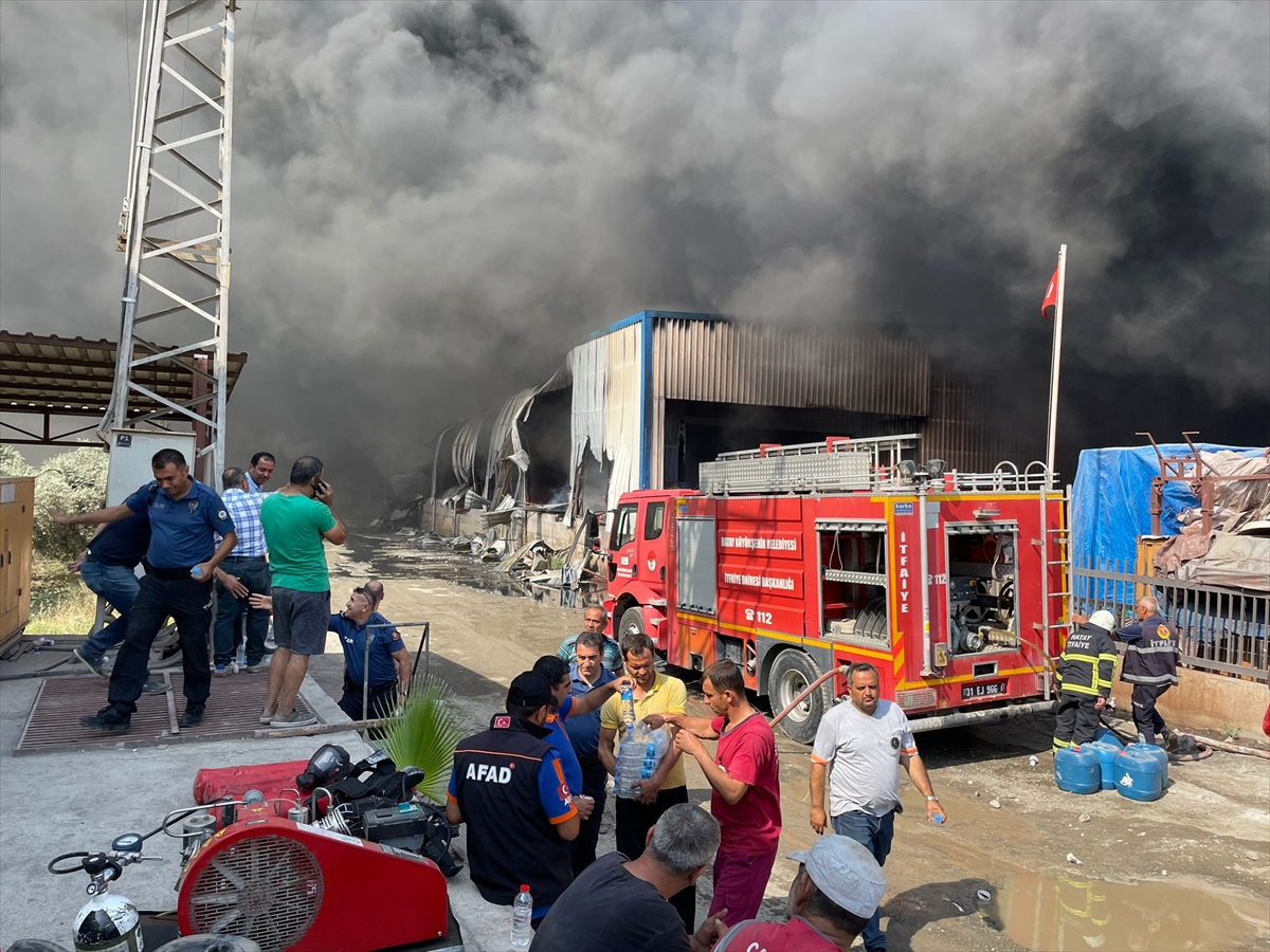 antrepoda-yangin-cikti-havadan-ve-karadan-mudahale-ediliyor-001.jpg