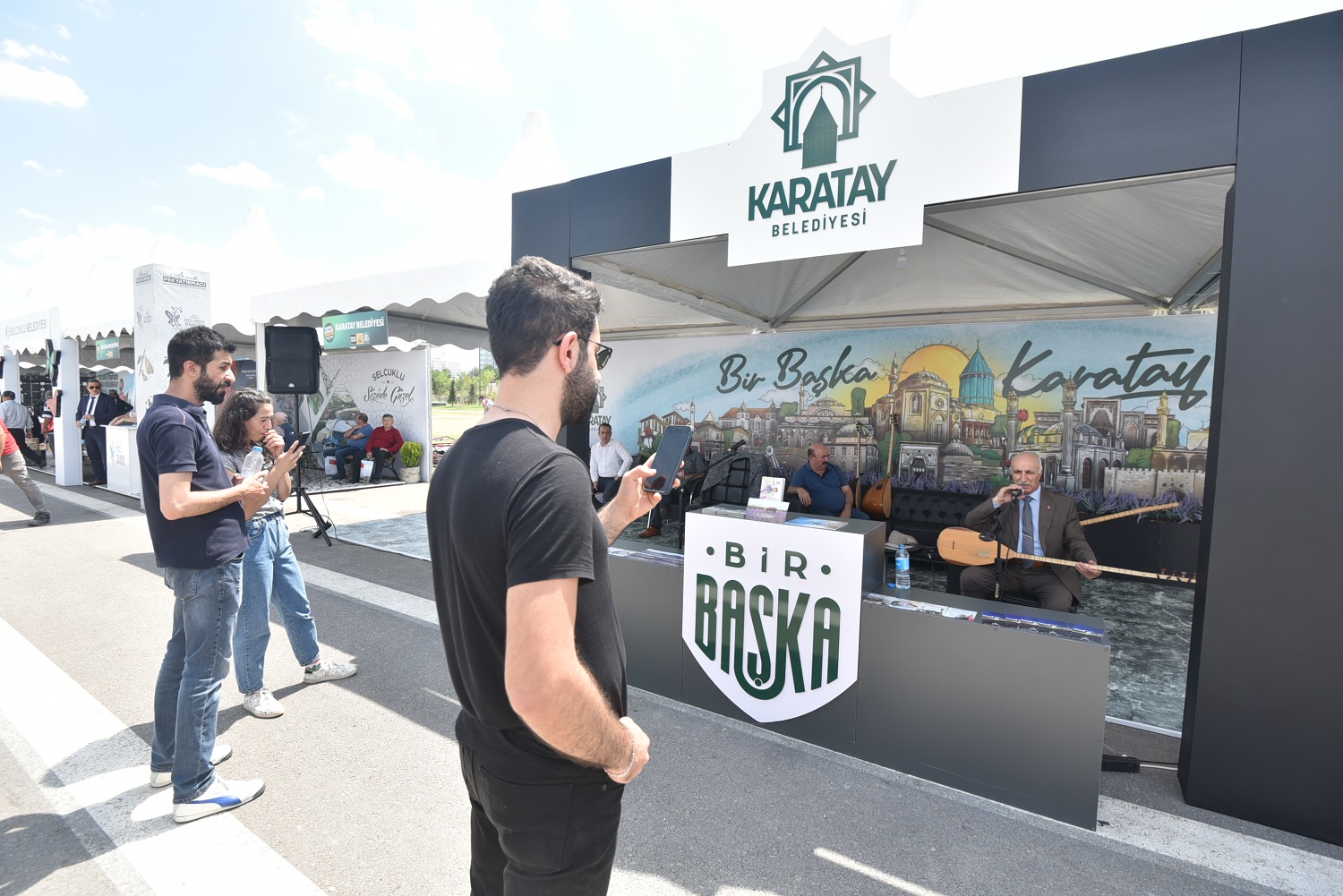 baskent-millet-bahcesinde-duzenlenen-konya-gunlerinde-karatay-belediyesinin-standi-yogun-ilgi-gordu-konyali-bakanlar-murat-kurum-ve-fahrettin-koca-basta-olmak-uzere-bircok-davetlinin-ziyaret-ettigi-stantta-karatayin-calismalari-anlatildi-004.jpg