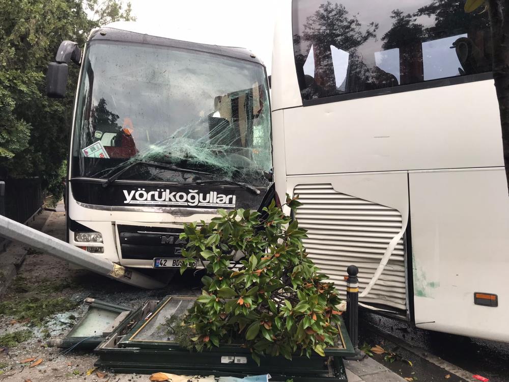 konyadan-istanbula-gezi-icin-giden-tur-otobusu-kazaya-karisti-004.jpg