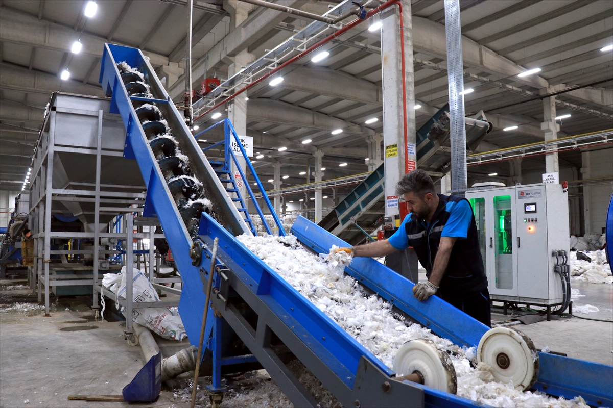 konyadaki-geri-donusum-fabrikasi-aylik-750-ton-atigi-ekonomiye-kazandiriyor-003.jpg