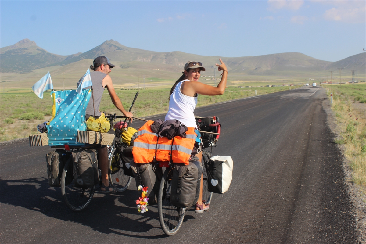 bisikletle-dunya-turuna-cikan-arjantinli-cift-konyada-mola-verdi.jpg