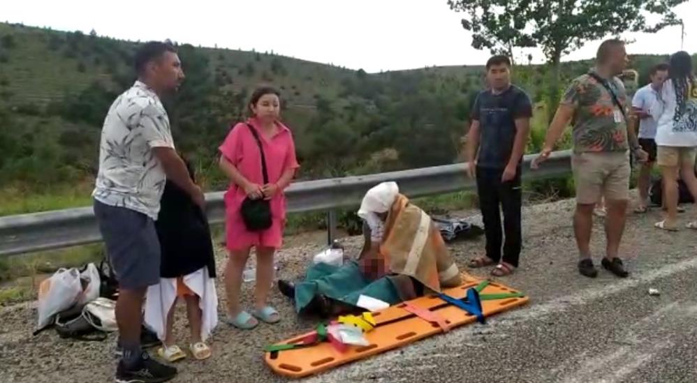 turistleri-tasiyan-midibus-devrildi-olu-ve-yaralilar-var.jpg
