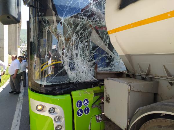 halk-otobusu-yakit-tankerine-carpti-11-yarali-001.jpg
