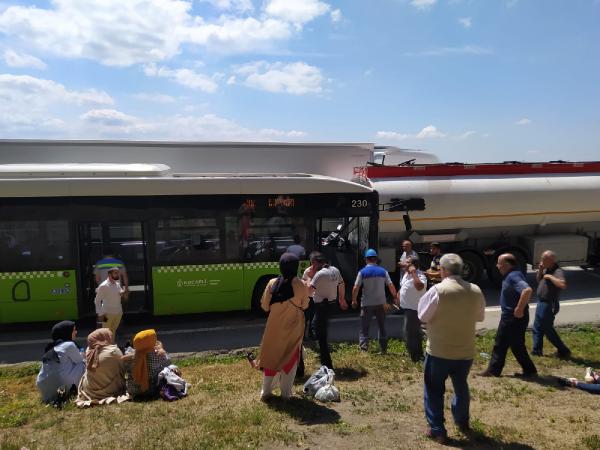 halk-otobusu-yakit-tankerine-carpti-11-yarali.jpg