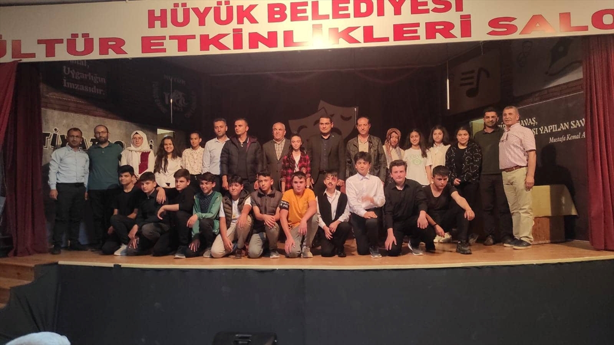huyukte-ortaokul-ogrencilerinden-tiyatro-gosterisi.jpg