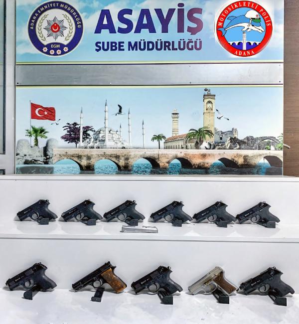 otomobilde-11-ruhsatsiz-silah-ele-gecirildi-yolda-buldum-dedi-001.jpg