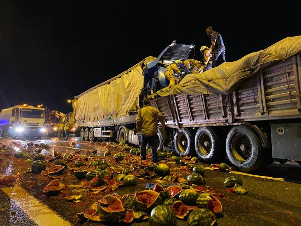 konya-plakali-tir-karpuz-yuklu-tira-carpti-surucu-hayatini-kaybetti-001.jpg
