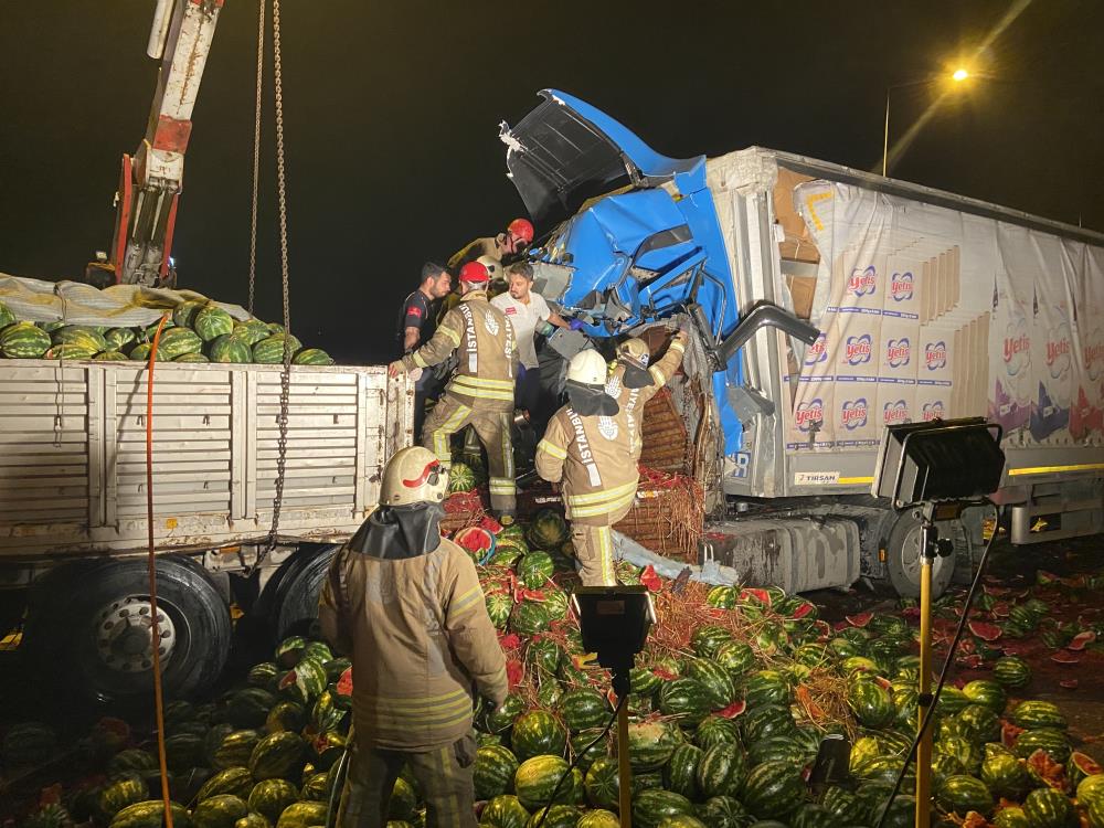 konya-plakali-tir-karpuz-yuklu-tira-carpti-surucu-hayatini-kaybetti-004.jpg