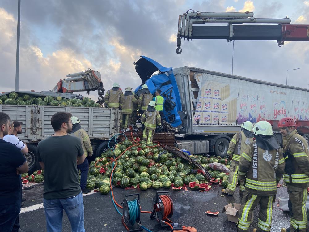 konya-plakali-tir-karpuz-yuklu-tira-carpti-surucu-hayatini-kaybetti-006.jpg
