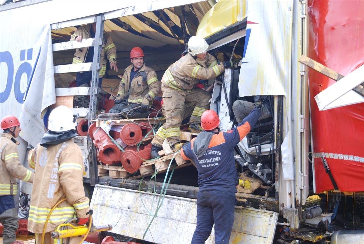 2-tir-ve-bir-minibusun-karistigi-zincirleme-kazada-surucu-oldu-002.jpg