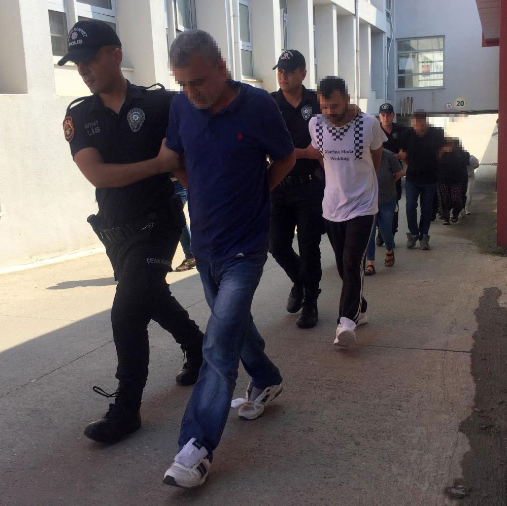 adanada-aile-meclisinin-aldigi-karar-uzerine-kadin-kiligina-giren-bir-kisi-eski-esi-ve-sevgilisine-kursun-yagdirdi-olayda-yusuf-genca-29-hayatini-kaybederken-hilal-s-28-agir-yaralandi-gozaltina-alinan-9-supheliden-4u-tutuklandi-002.jpg