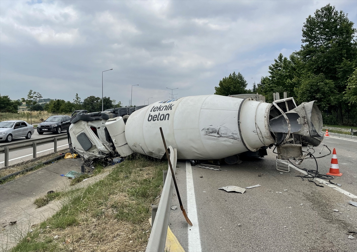 otomobilin-uzerine-beton-mikseri-devrildi-4-olu-3-yarali-003.jpg