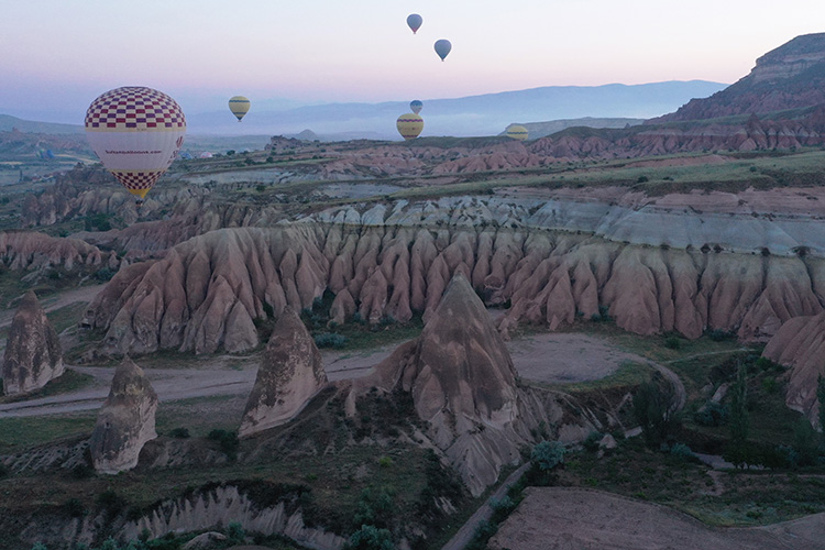 turistler-kapadokyanin-renkli-tepelerini-balondan-seyrediyor-001.jpg