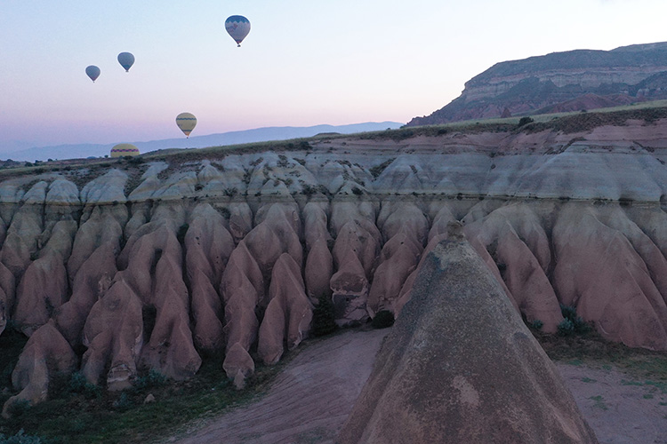 turistler-kapadokyanin-renkli-tepelerini-balondan-seyrediyor-002.jpg