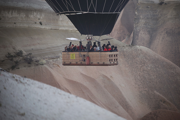 turistler-kapadokyanin-renkli-tepelerini-balondan-seyrediyor.jpg