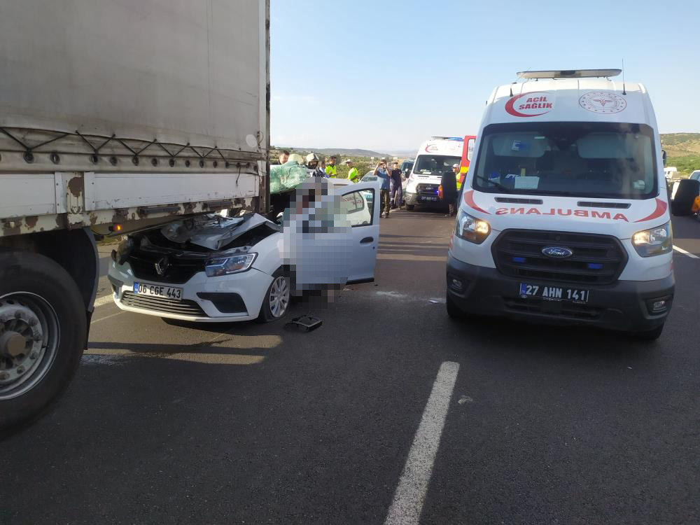 feci-kaza-otomobil-tirin-altina-girdi-1-olu-6-yarali-002.jpg