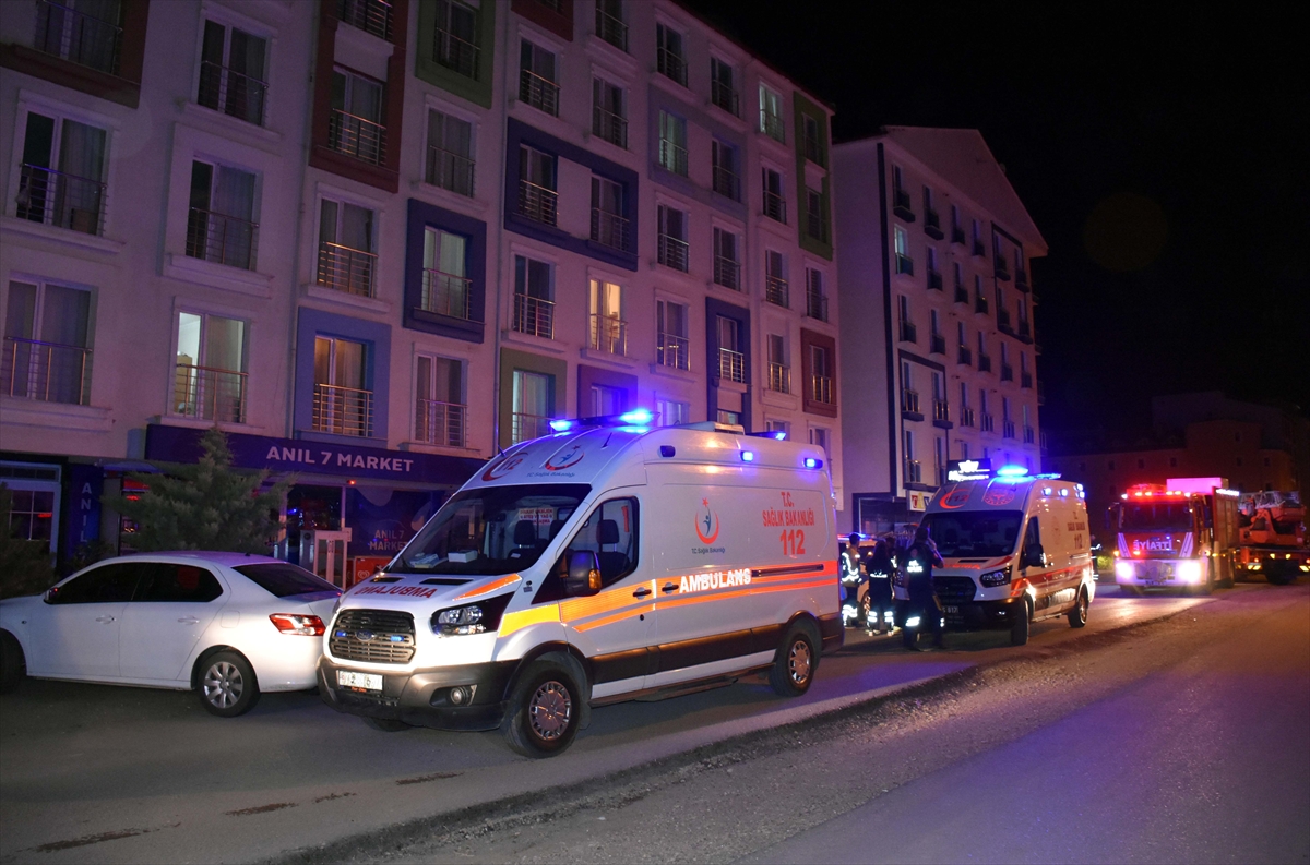 yanginda-pencereden-atlayan-bir-kisi-agir-yaralandi-001.jpg