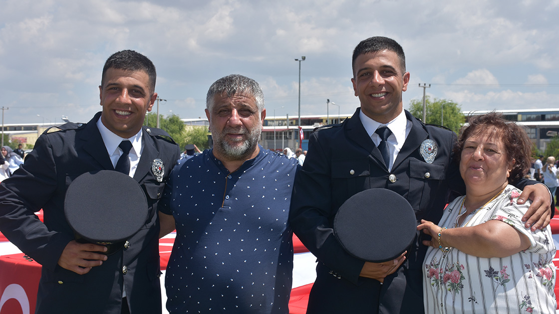 tek-yumurta-ikizi-polis-meslek-egitim-merkezinden-birlikte-mezun-oldu.jpg