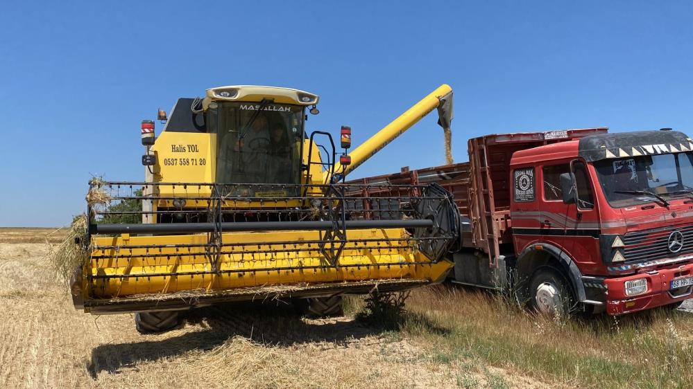 bicerdoverler-tarlalara-girdi-konya-ovasinda-arpa-hasadi-basladi-001.jpg