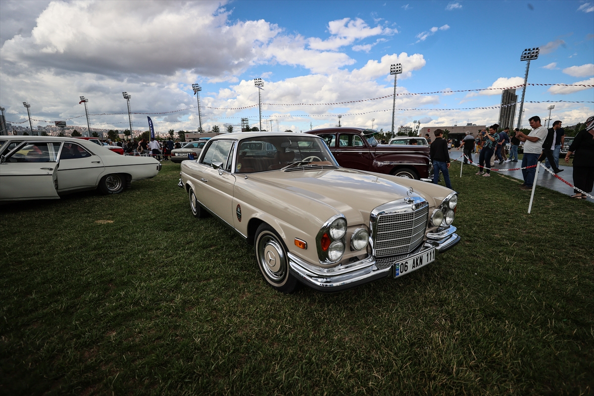 turkiye-klasik-otomobil-festivali-ankarada-basladi-004.jpg