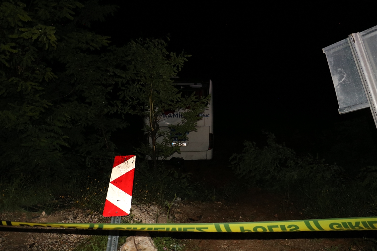 konyaya-gelen-yolcu-otobusu-devrildi-olu-ve-yaralilar-var.jpg