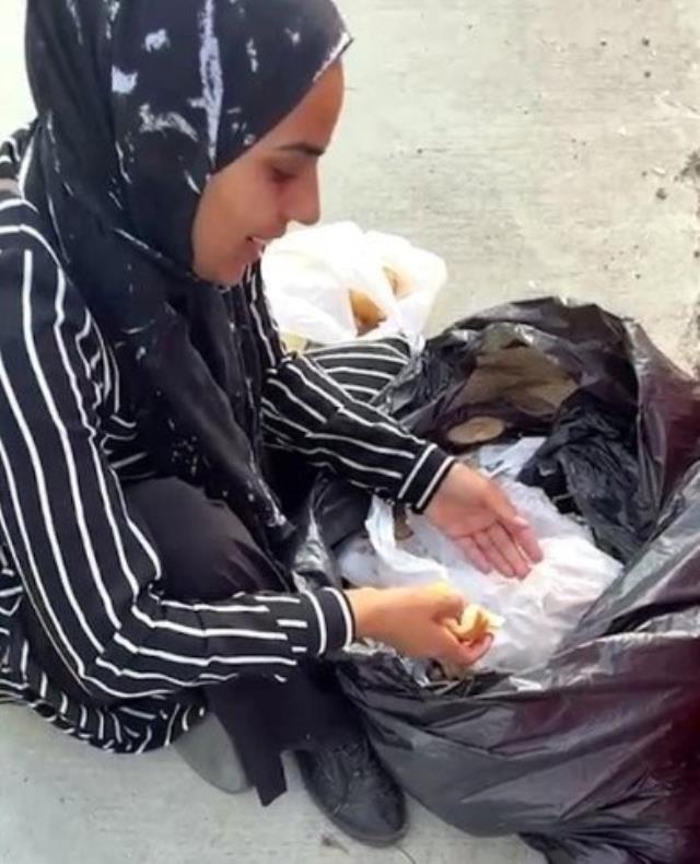copte-yiyecek-ariyordu-ekmegin-arasina-gizlediklerini-goren-inanamadi.jpg