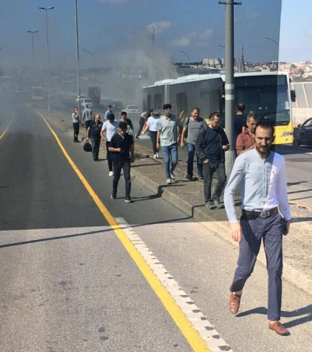halic-koprusu-uzerinde-seyir-halindeki-metrobus-yandi-001.jpg