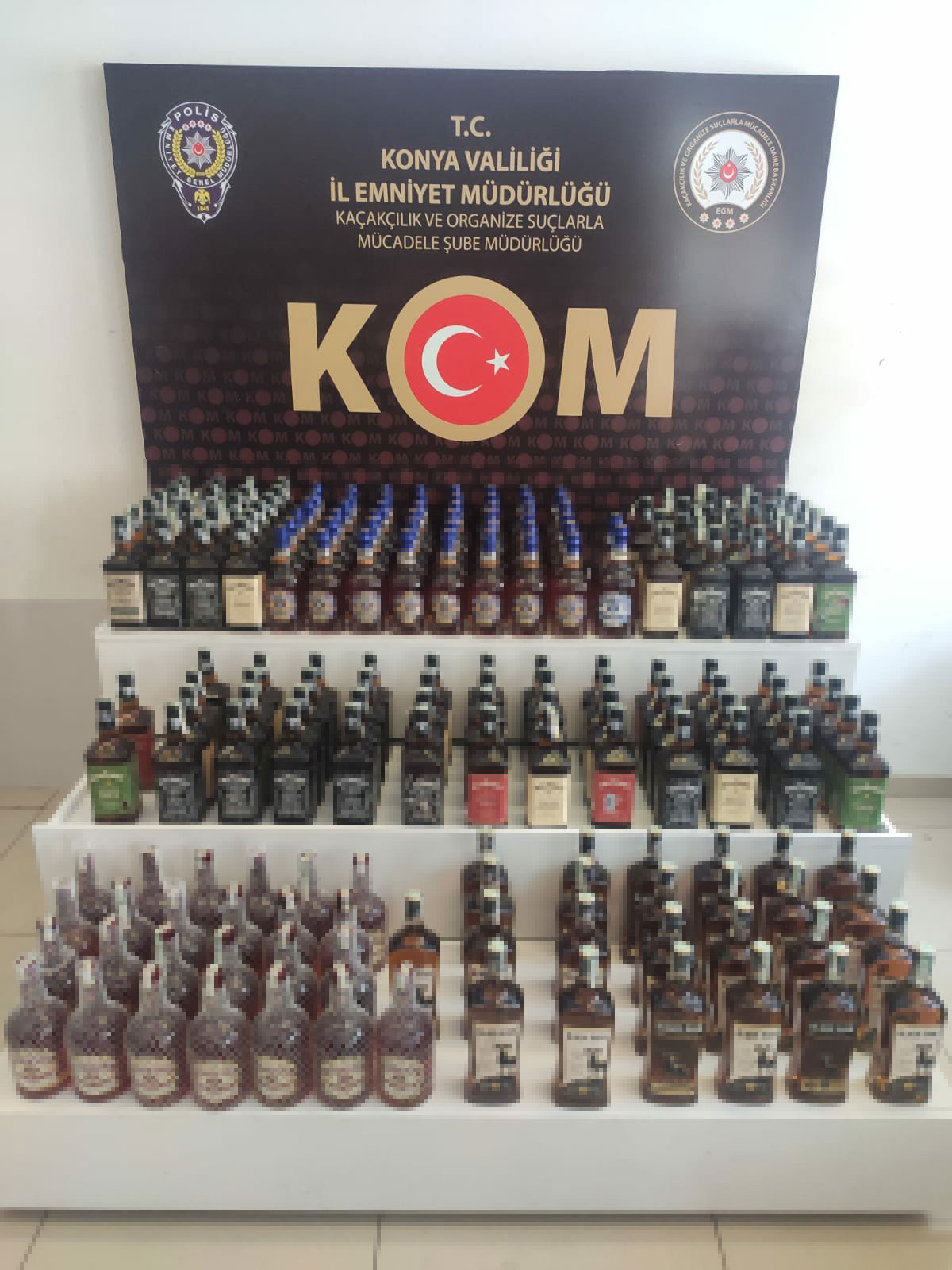konyada-polis-kacak-icki-bulundugu-belirlenen-4-araca-operasyon-duzenledi-yapilan-aramalarda-200-sise-kacak-icki-ele-gecirildi-operasyon-kapsaminda-5-kisi-gozaltina-alindi-araclardan-birinin-camindaki-duzelicez-insallah-be-yazisi-dikkat-cekti.jpg