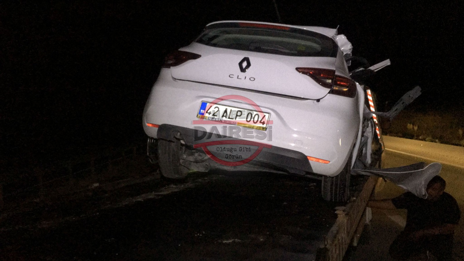 son-dakika-konyada-yoldan-cikan-otomobil-bu-hale-geldi-001.jpeg