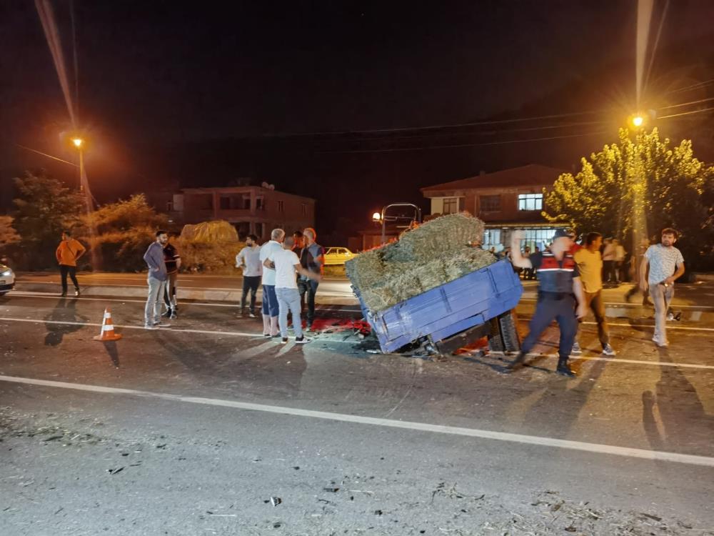 yabanci-plakali-otomobil-ile-traktor-carpisti-1-olu-7-yarali.jpg