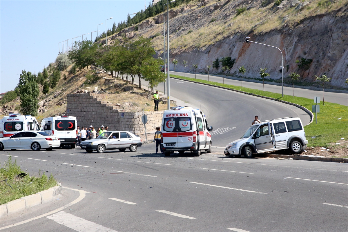 diyaliz-hastalarini-tasiyan-minibus-ile-hafif-ticari-arac-carpisti-8-yarali.jpg