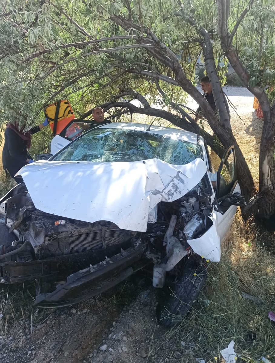 cenaze-yolunda-feci-kaza-3-olu-2-yarali-001.jpg