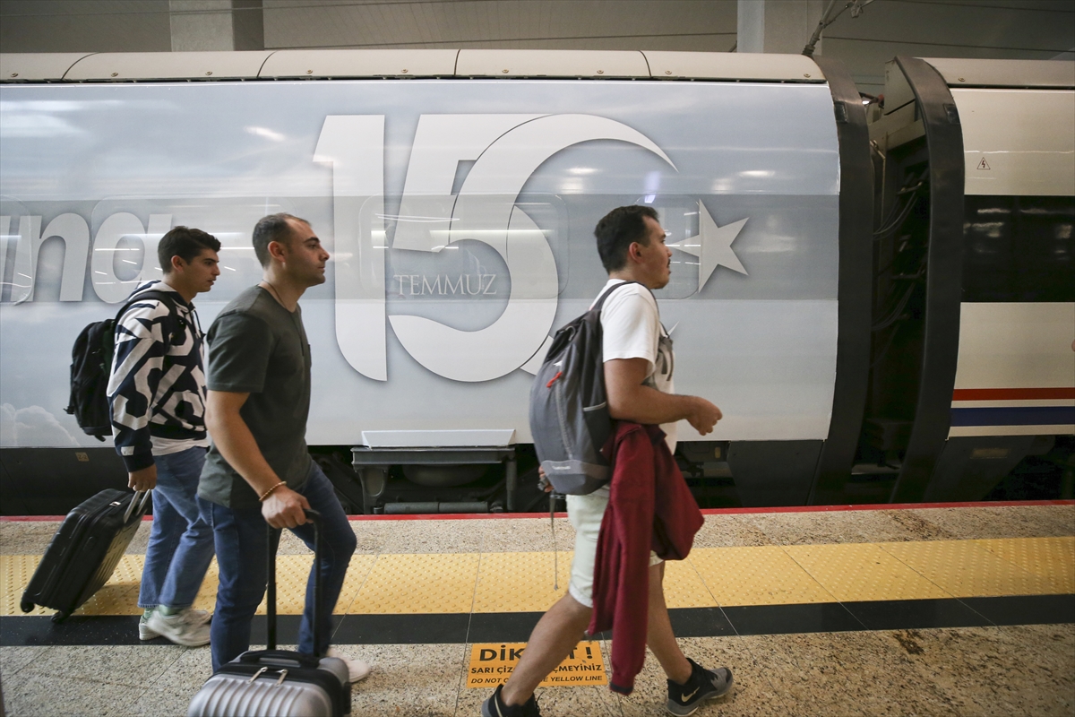 15-temmuz-demokrasi-ve-milli-birlik-treni-ankaradan-hareket-etti-001.jpg
