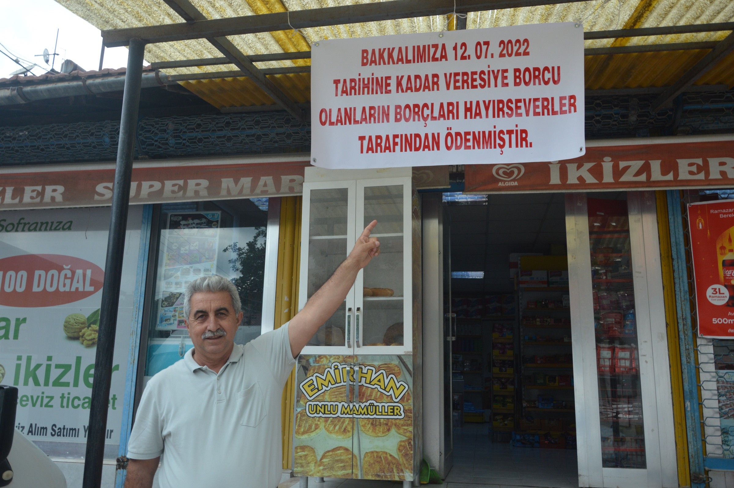 market-sahibinin-kapisina-astigi-yazi-mahalle-halkini-sevince-bogdu.jpg